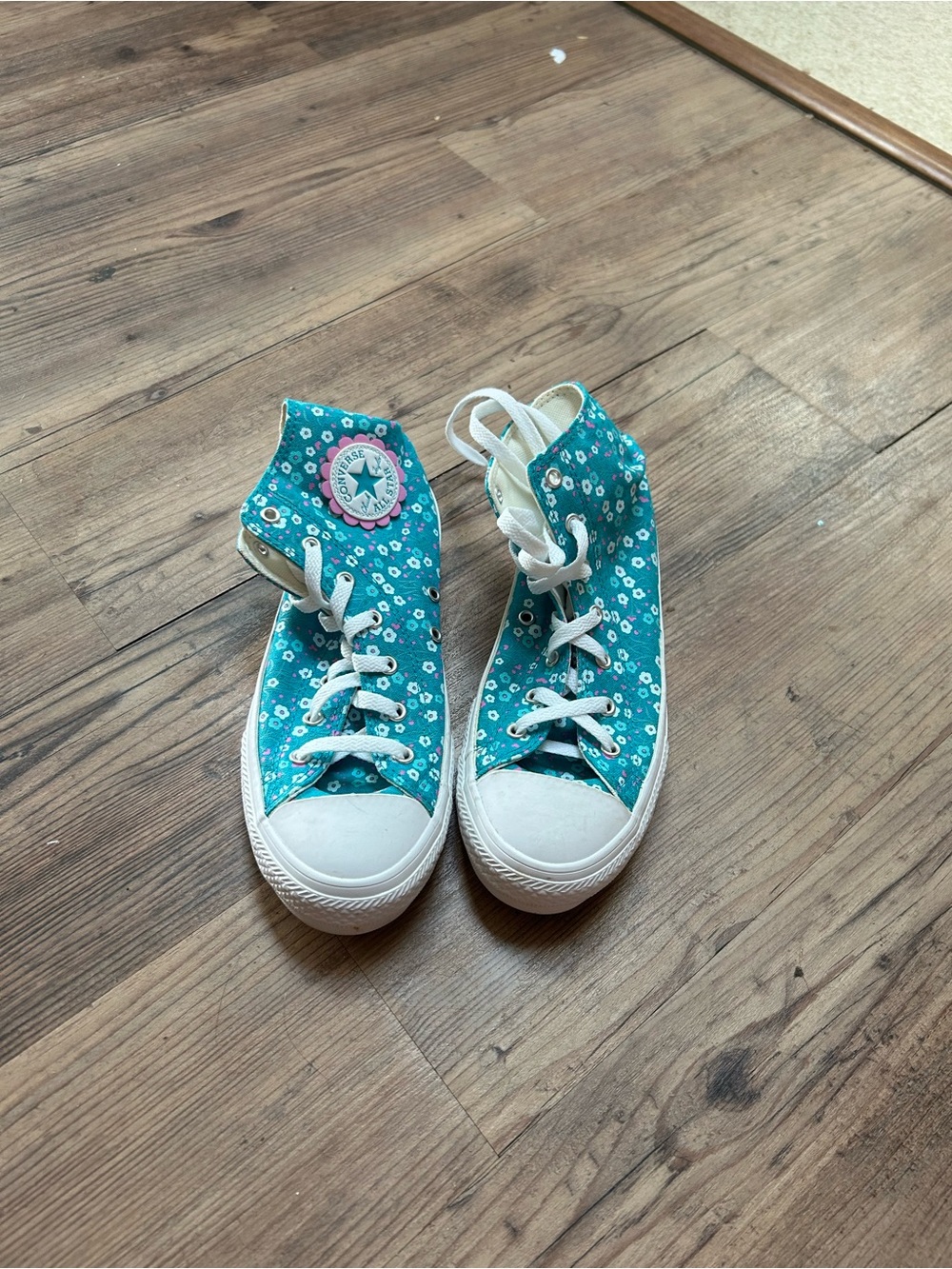 Converse Teal Floral High-Top Sneakers woman’s size 6